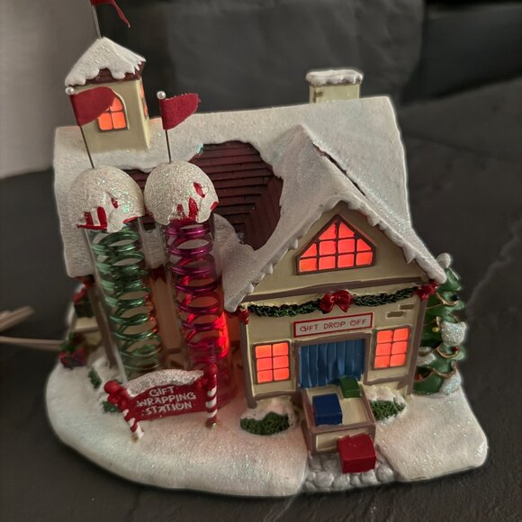 Hawthorne Village - "Gift Wrapping Service Station" Piece - Picture 2 of 9